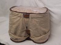 Schwingerhosen Hocker 1